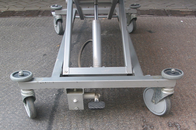 UFSK International: Hydraulic Cadaver Lift HTW HS 200 - image 2